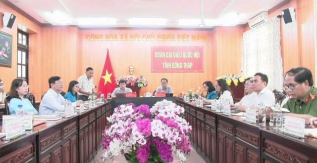 Đại biểu Quốc hội Phạm Văn Hòa đặt câu hỏi chất vấn Bộ trưởng Bộ Tài chính.  Ảnh: VPQH