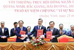 Tổng KTNN Ngô Văn Tuấn ký kết Quy chế phối hợp với lãnh đạo các địa phương.