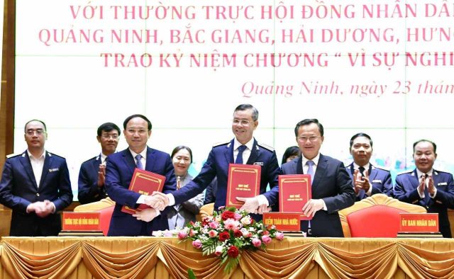 Tổng KTNN Ngô Văn Tuấn ký kết Quy chế phối hợp với lãnh đạo các địa phương.